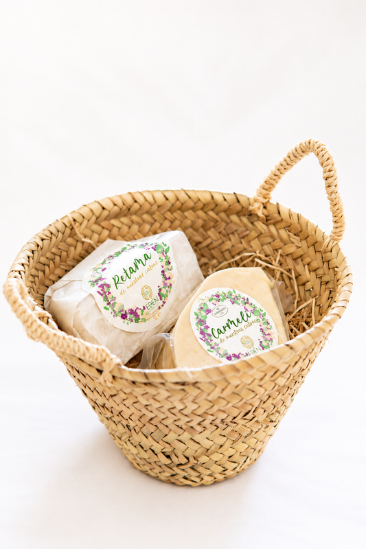 cesta mimbre con delicias de cabra